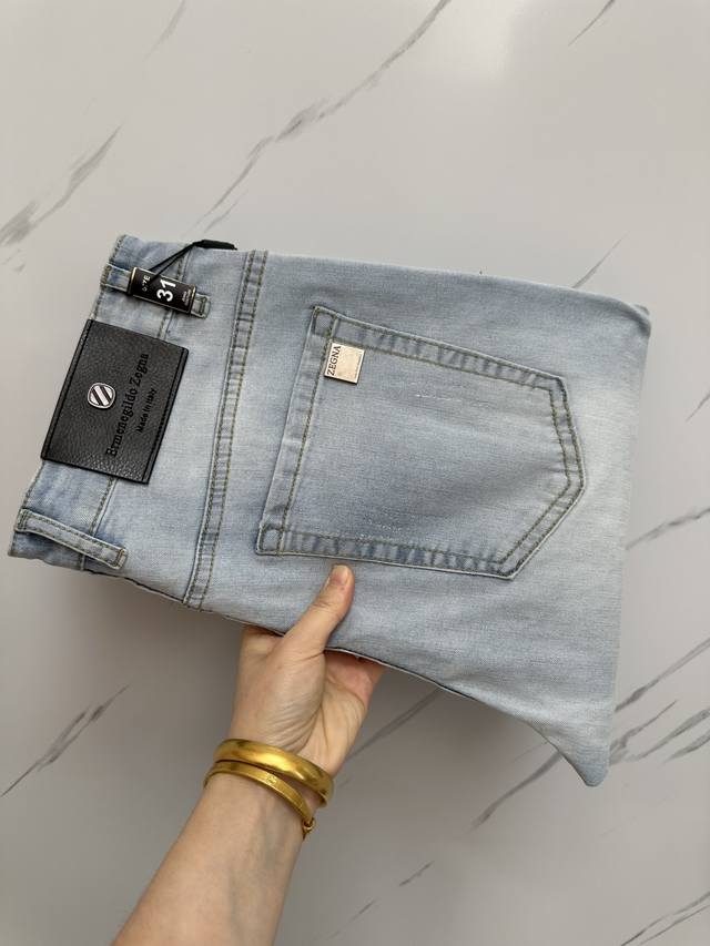 官网专柜同步有售，原单狠货，超级有范儿的一款牛仔裤，定制原版水洗牛仔面料，独特设计，顶级印花工艺字母图案Logo，原版五金辅料装饰，极为翘楚的一款牛仔裤，用料与