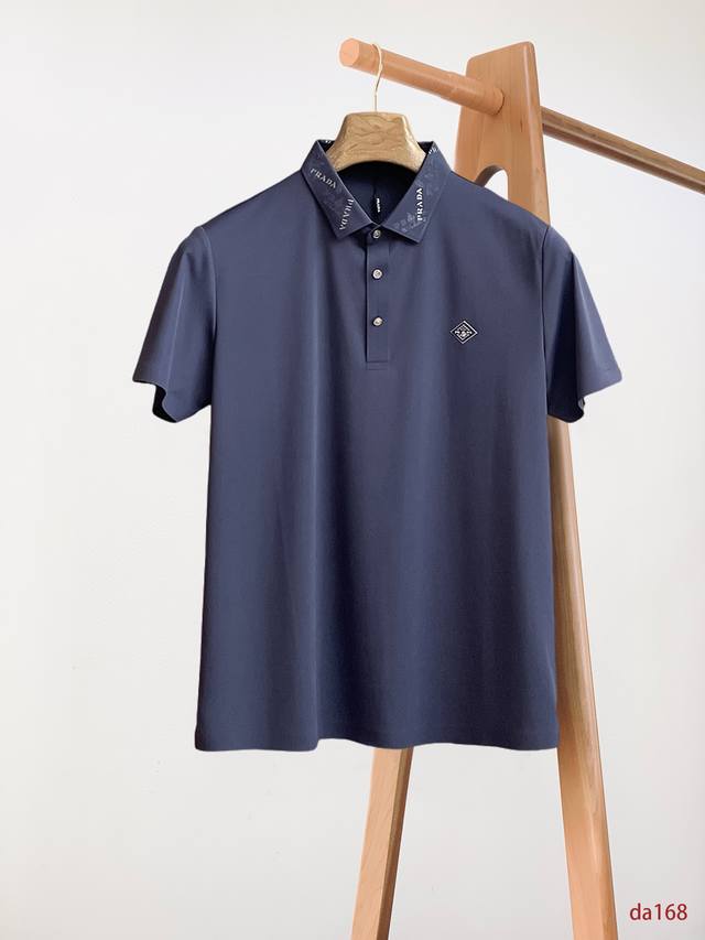 普拉达 高端货商务 白领 单位人士必入单品！ 珠地面料休闲商务短袖polo，科技面料，体感非常棒，手感顺滑质感很棒！弹性好，无任何束缚感，面料自带透气网孔，吸湿