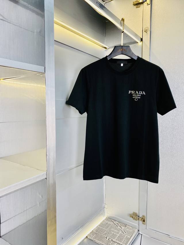 穿240斤 胖子福音 情侣款 码数：M-6Xl 普拉达prada 原单品质 2025最新款 圆领短袖T恤衣服 精选专柜订制顶级双丝光棉进口面料 所有细节做工完美