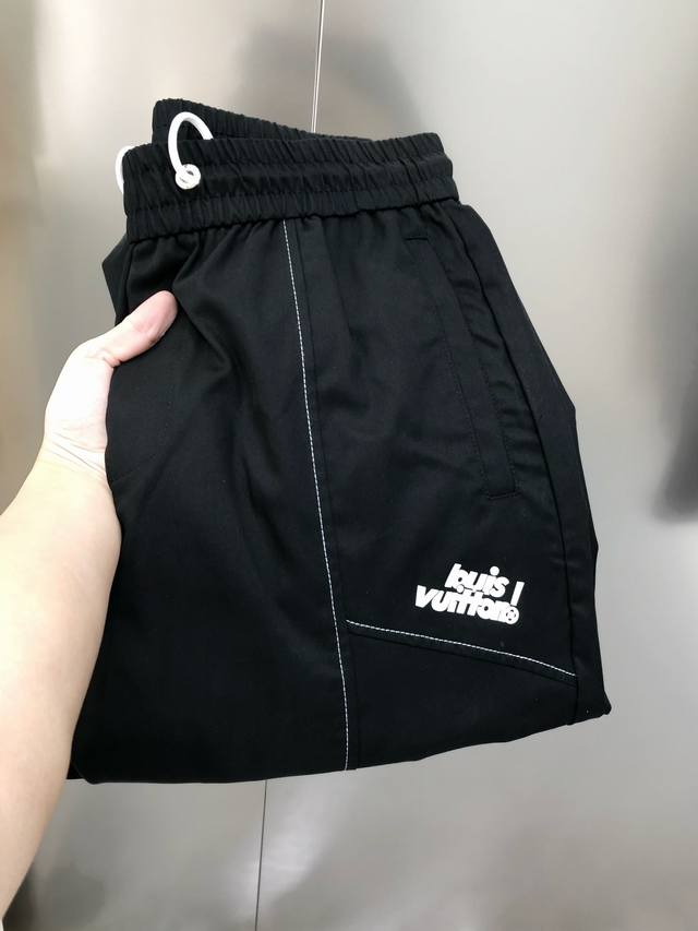 Lv 路易威登2025春夏新款原单男士休闲裤 阔腿宽松直筒款 柜台同步售卖 爆款高端定制 原单狠货 简洁时尚百搭款立体印胶字母Logo设计 定制原版进口棉类混纺