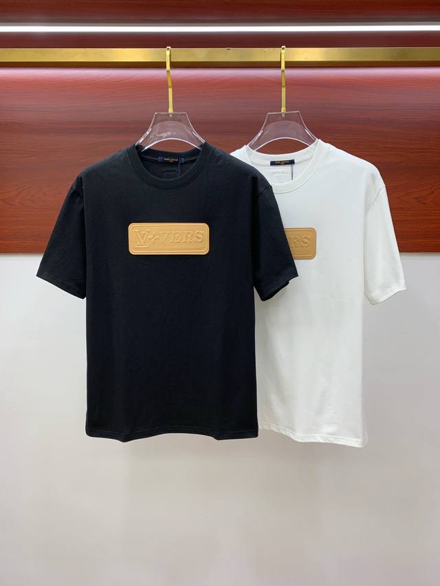 Sslv纯棉最新面料经典标识图案Logo时尚简约潮流短袖，最顶级的品质专柜原单短袖，顶级制作工艺进口面料，专柜款独特设计，采用进口高端订制面料。官网在售！面料版