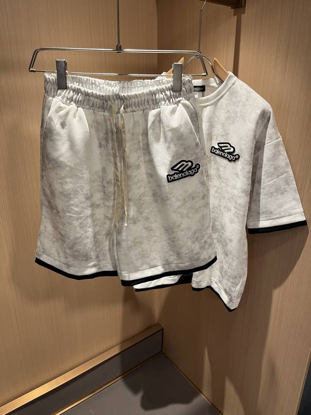Balencia*巴黎*家 2025春夏最新款休闲套装，男女同款刺绣Logo设计！贸易公司渠道稀出，同步官网发售！基本每一季都会有它的背影所在，期待着所有潮男潮