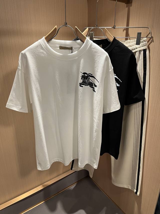 Burber*Y巴*莉2025春夏新品男女同款短袖T恤，重磅来袭，最近比较火热的环保纯棉面料制作而成，高端户外运动休闲系列，非常火热运动风潮！Bur最新研发的特