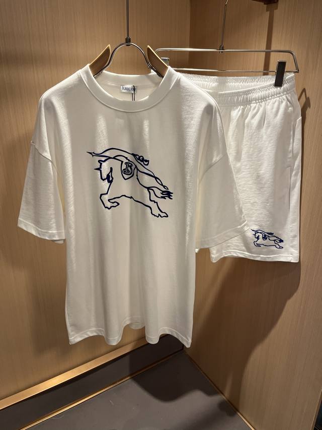 Bur*Erry 巴*莉 2025春夏新款男女同款休闲套装，品牌最新设计元素！既不单调也不复杂，好处的展现品味！客供顶级定制压胶Logo设计！舒适吸汗透气根本不