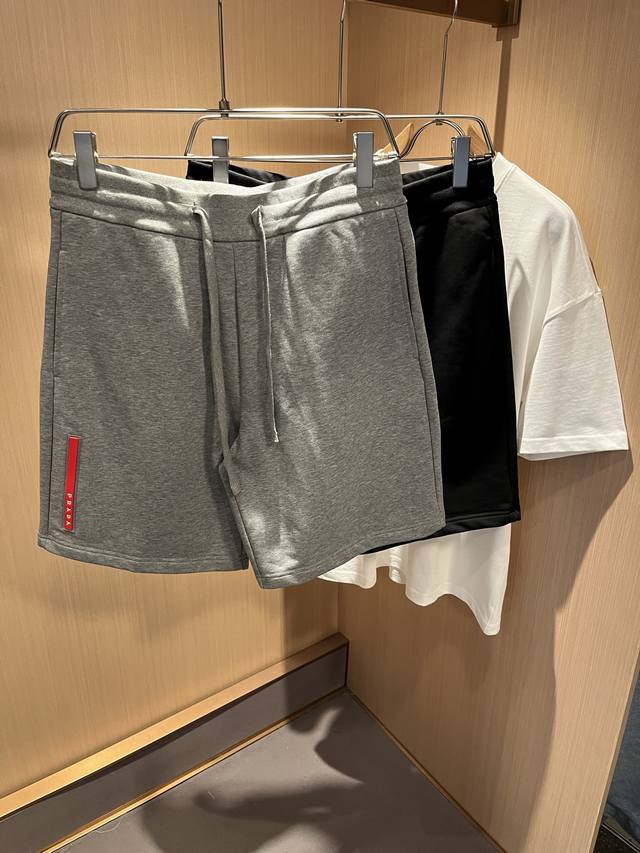 pra*Da普*达 2025春夏新款男士休闲短裤，高端品质之选 一款休闲裤兼备的百搭裤装，也是男士衣橱里不可缺少的搭配神器，属于实穿型的经典款式！整条休闲裤的设