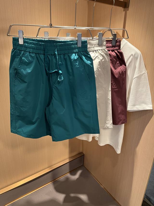 Louis Vuit*On 路易*登 2025春夏新款工艺男女同款休闲短裤，居家外穿都是时尚满满！路易家族的新高端，细节品质永远的那么完美无瑕，创意设计层出不穷