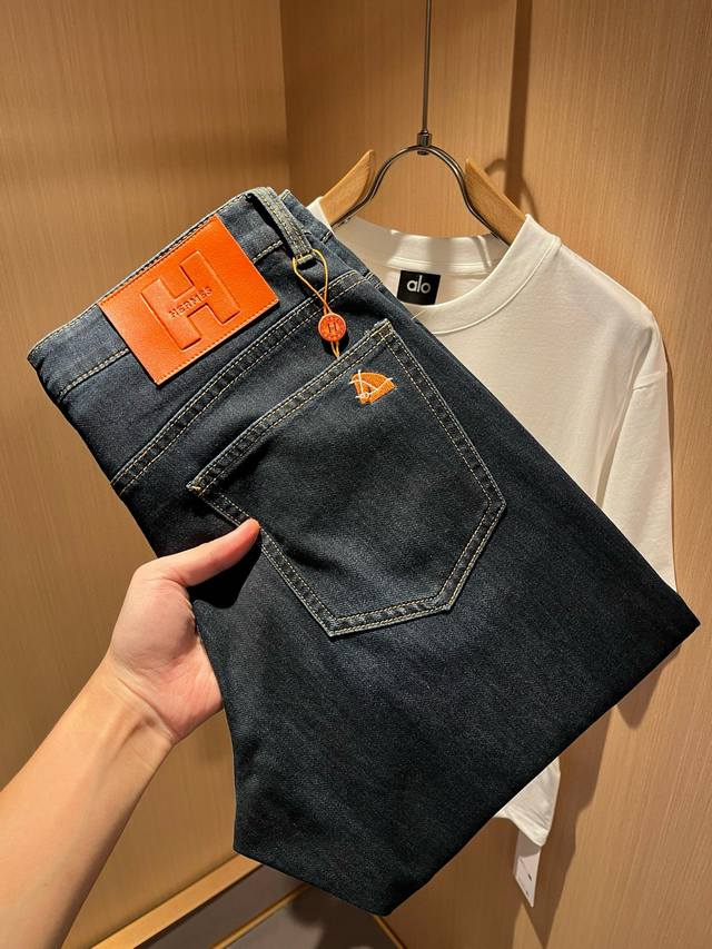 Herm*S 爱*仕 2025春夏男士高端丹宁水洗小直筒牛仔裤 海外贸易公司渠道订单 ！男士修身直筒牛仔裤！上海恒隆店在售！高级、简约，工艺和用料方面都颇为考究