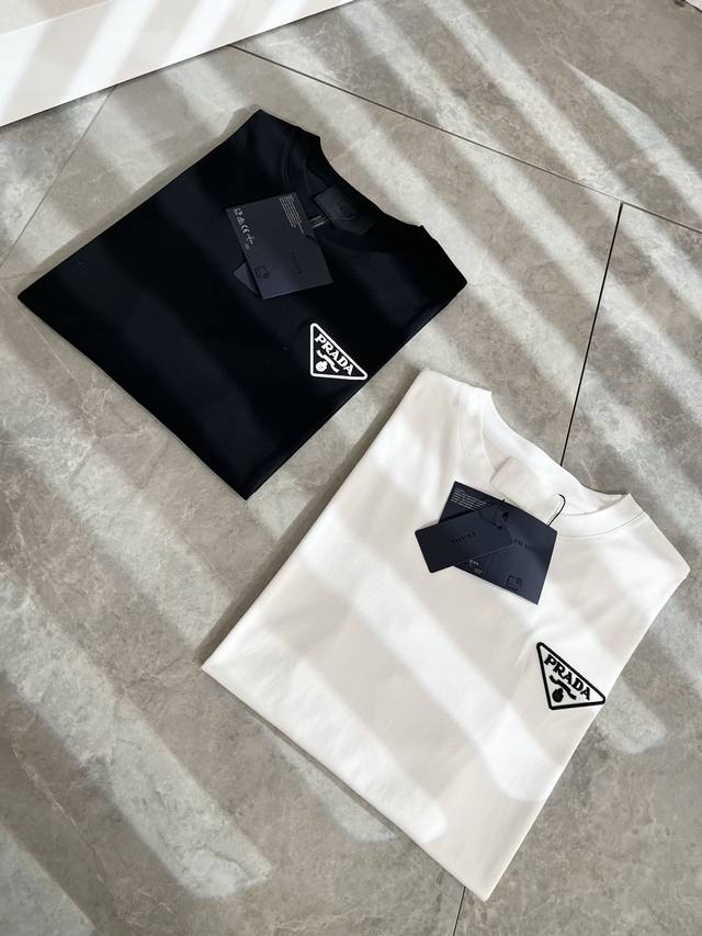 prad*A普*达2025春夏新款男女同款短袖T恤，最新款全网独家首上！！~既经典有时尚百搭，谁不爱啊，将经典再次展现，非常的耐看，自带低奢光环与辨识度！pr*