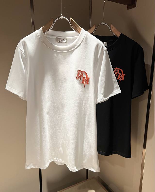 Her*Mes爱*仕2025春夏新款男女同款短袖T恤，全新升级百搭基础款，低调奢华，品格之选！甄选优质精选纯棉面料！打造而成，享受轻松自在的穿着体验，有着超强的