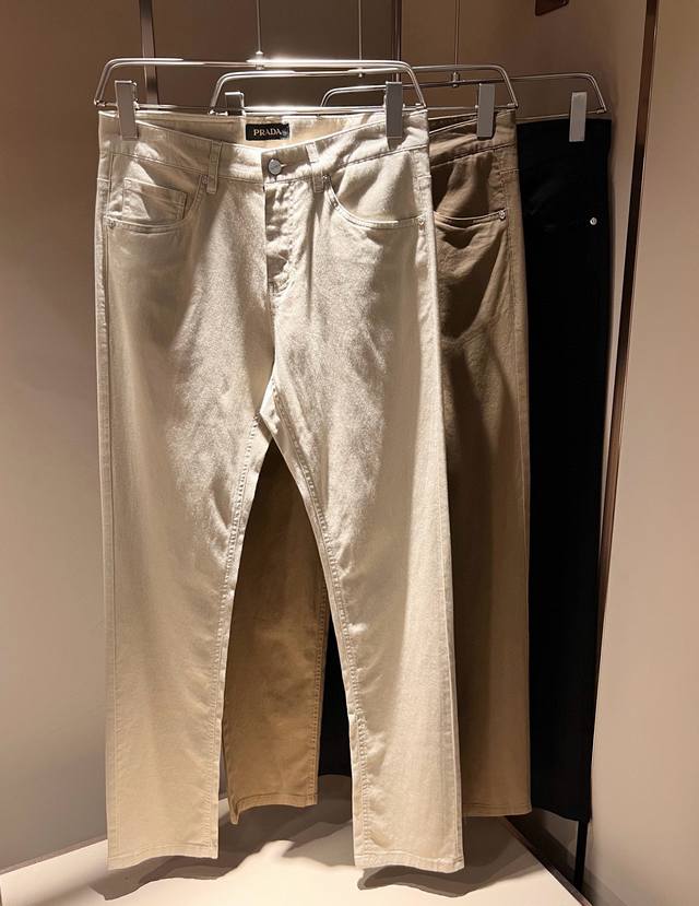 pra*Da普*达 2025春夏新款男士休闲牛仔裤，高端品质之选 一款休闲裤兼备的百搭裤装，也是男士衣橱里不可缺少的搭配神器，属于实穿型的经典款式！整条休闲裤的