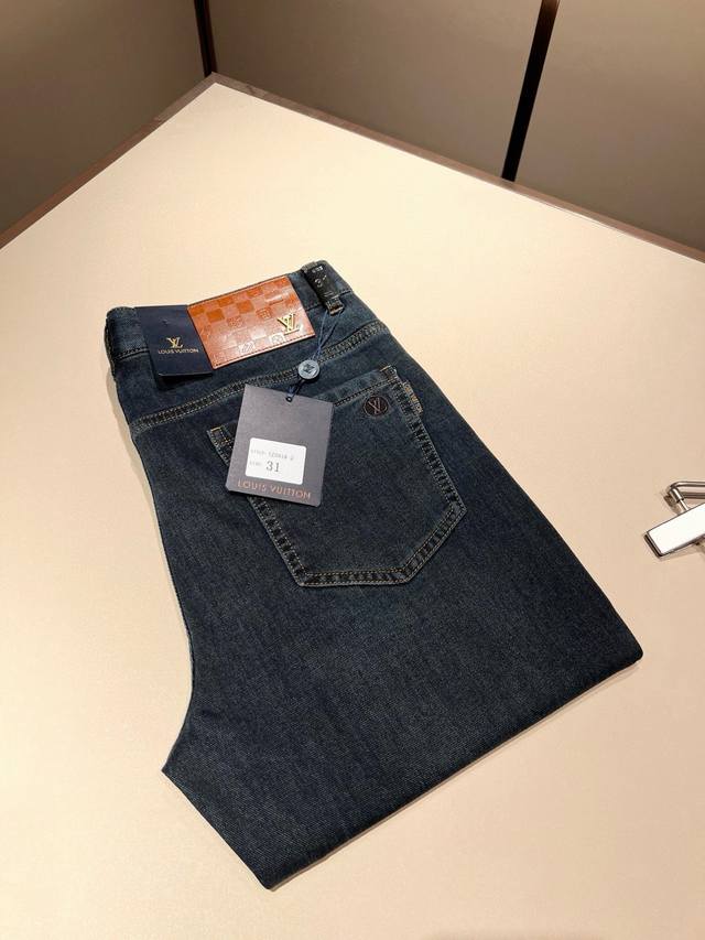 Louis Vuitto*路易*登2025春夏新款男士经典水洗小直筒牛仔长裤。绝佳的上身性能，百搭之选，超值性价比分享！！作为男生简约元素经典搭配，设计Logo