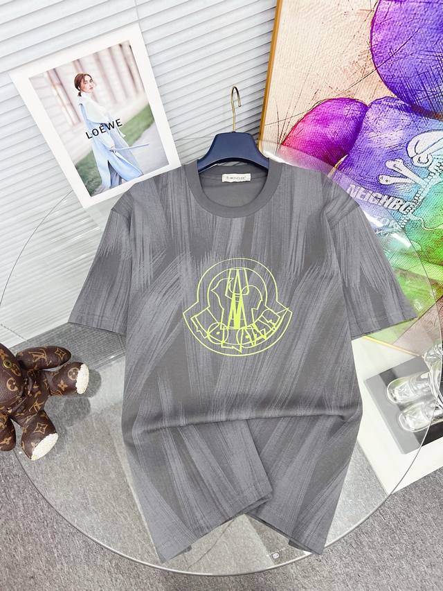 蒙口 2025Ss新款三花标识印花短袖T恤，定制精梳双纱棉面料.手感柔软.穿着舒适.吸汗透气！时尚潮味十足！专柜级别精致车线.做工精细.上身效果无敌帅气！型男必