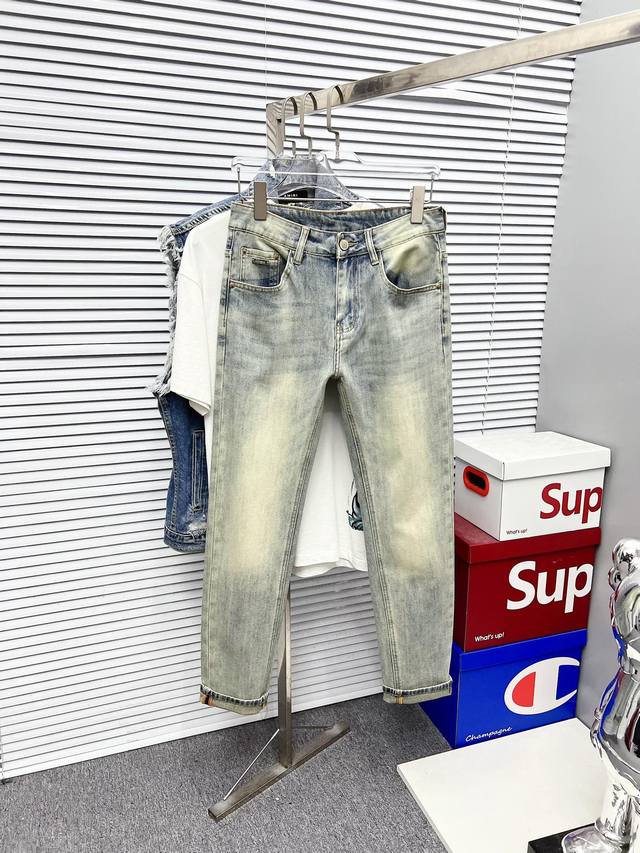 杰尼亚 男士丹宁牛仔裤，官宣画册海报穿搭款！ 客供高级进口的丹宁原色面料，特选日本冈山纯正13Oz 盎司牛仔布料，重磅环保植物酵素水洗工艺，肌理有着淡淡的复古色