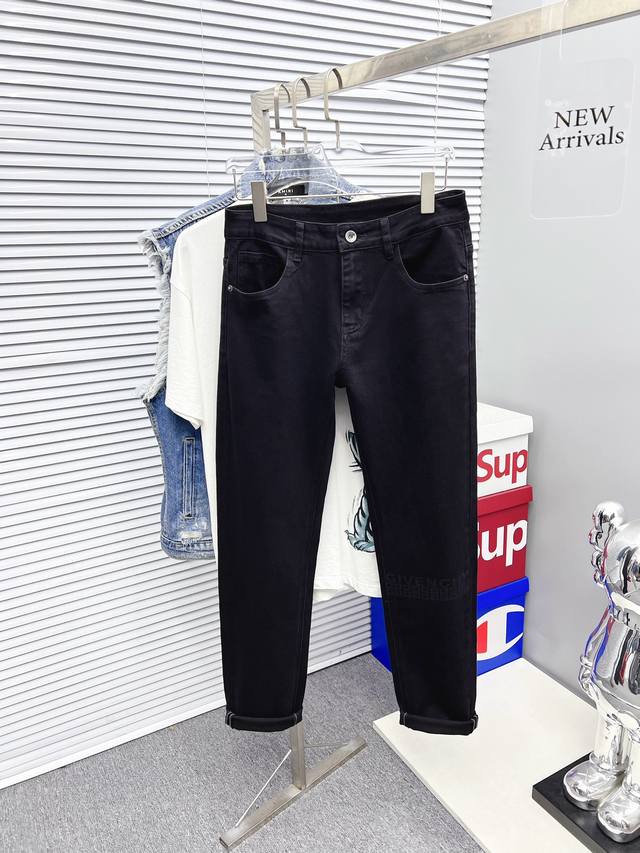 纪梵希 新款上市现货2025新款现货上市，原单爆款牛仔裤超级定制款，原版五金，超级重工工艺，版型超赞细节做工无可挑剔！款式不挑人，特别高档，好货不等人，看中赶紧