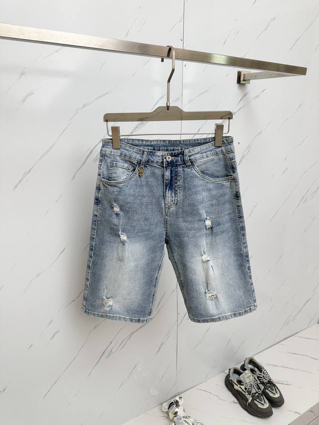 Fd 官网专柜同步有售，原单狠货，超级有范儿的一款5分牛仔短裤 定制原版水洗牛仔面料，独特设计，顶级印花工艺字母图案Logo，原版五金辅料装饰，极为翘楚的一款牛