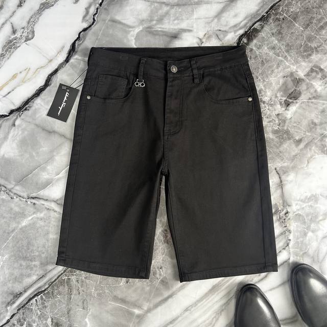Ferragamo 菲拉格慕 2025夏季欧洲专柜新款 时尚贵族网红款定制，顶级原单休闲牛仔五分裤时尚牛仔短裤。 25Sssf家柜台最新推出，夏日潮人必备单品，