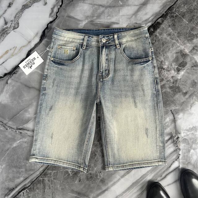 Hermes 爱马仕 2025夏季欧洲专柜新款 时尚贵族网红款定制，顶级原单休闲牛仔五分裤时尚牛仔短裤。 25Ssh家柜台最新推出，夏日潮人必备单品，市面最高版