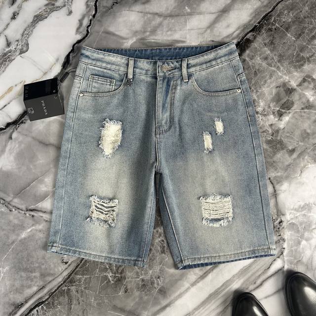 prada 普拉达 2025夏季欧洲专柜新款 时尚贵族网红款定制，顶级原单休闲牛仔五分裤时尚牛仔短裤。 25Ssp家柜台最新推出，夏日潮人必备单品，市面最高版本