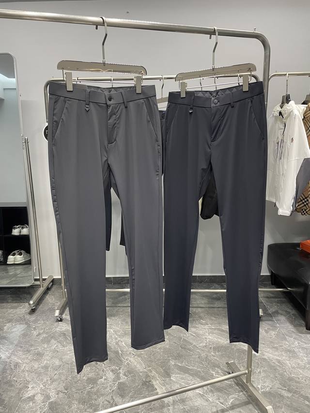 pra25Ss春夏新款轻薄锦纶天丝弹力面料西裤！三角标Logo设计品质极高轻奢风男士夏级薄款商务休闲西裤专柜每季必备主推基础款！板型无需多言三角标pr Logo