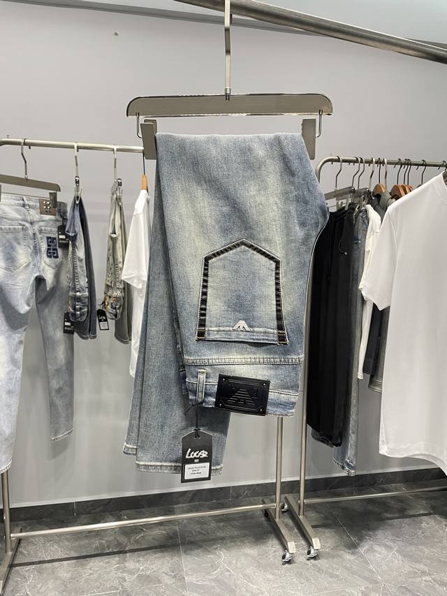 Ea2025年春夏新款男士水洗蓝色小直筒修身牛仔裤！ 采用98%棉 2%氨纶面料打造，整体的设计风格延续了一贯的基调，将Ea商务风格诠释到位，局部注入了最新的元