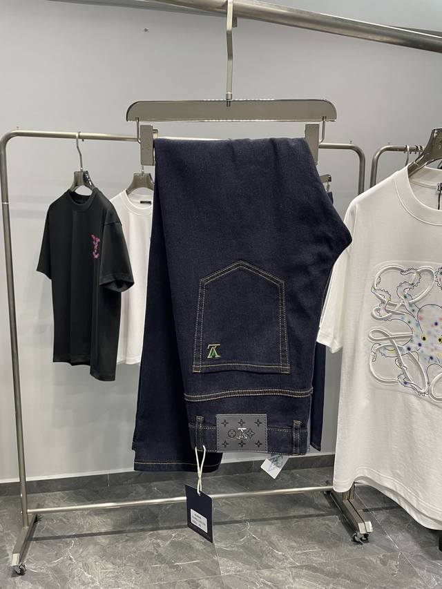 LV25Ss春夏最新品经典深蓝色丹宁牛仔裤，男士圆形标识刺绣时尚修身百搭牛仔长裤！1V家25年新款牛仔裤奉献，它是一款集轻盈、舒适、时尚于一体的优秀作品，无论你