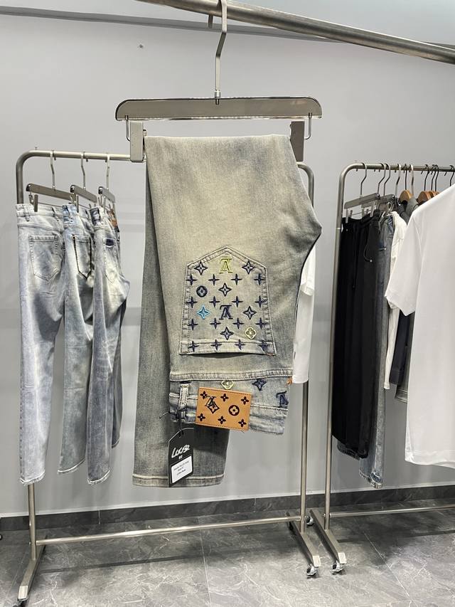 LV25Ss春夏新款复古水洗做旧棉质弹力牛仔裤，男士后兜劲爆点老花标识印花时尚修身牛仔长裤！贸易公司渠道稀出，领先官网发售！1V家最新牛仔系列单品奉献，这条裤子