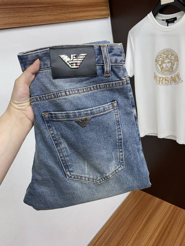 阿玛尼 2025Ss早春 新品 原单男士牛仔裤纯血统品 每季必出的类型，无需质疑的热卖王牌单品，符合四季最佳的搭配色号 整体的风格延续了Slp的基调，通体融入了