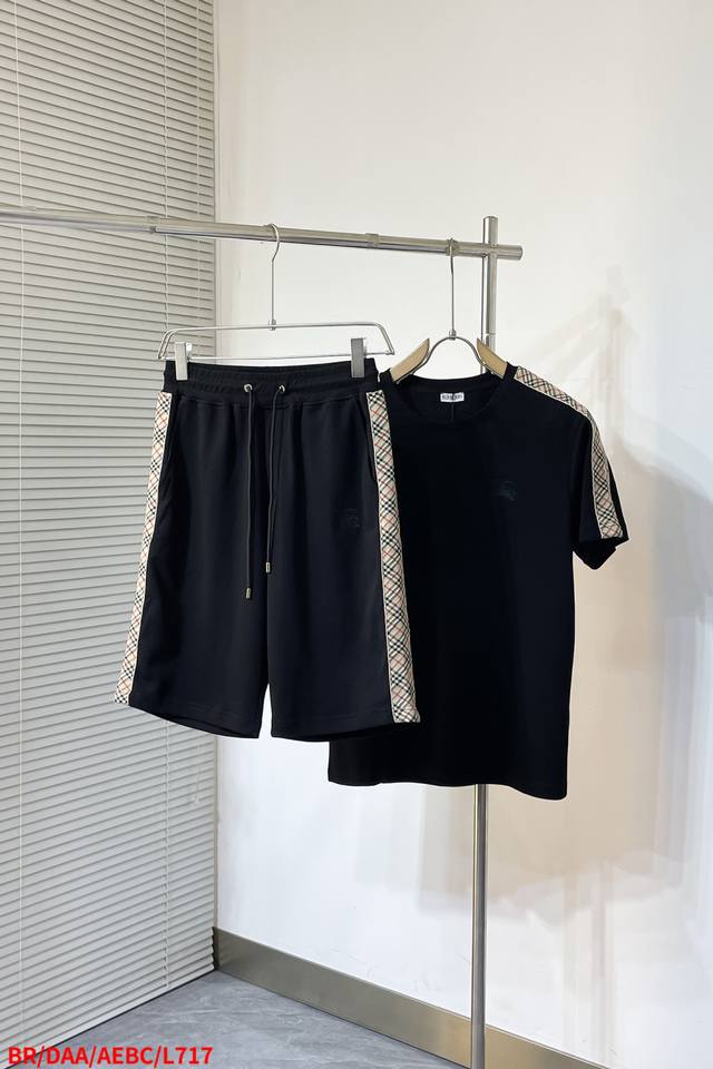 L717 Br巴宝莉 字母小Logo刺绣 精致升级，灵感源自八十年代复古 原版面料 官方同款 短袖T恤 定制同缸染面料 手感非常舒服 春夏最新砖柜同步 时尚又个