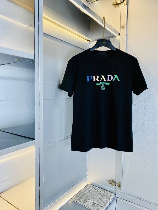 穿130斤 胖子福音 情侣款 码数：M-6Xl 普拉达prada 原单品质 2025最新款 男装短袖T恤 衣服 精选专柜订制顶级丝光棉进口面料 所有细节做工完美