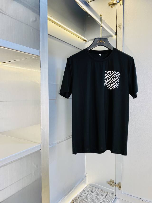 穿130斤 胖子福音 情侣款 码数：M-6Xl 芬迪Fendi 原单品质 2025最新款 圆领短袖T恤衣服 精选专柜订制顶级双丝光棉进口面料 所有细节做工完美1