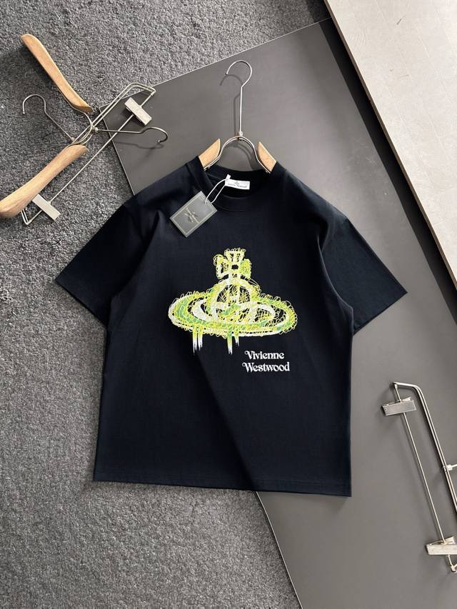 西太后2025春夏新款原单男士圆领短袖T恤 同步售卖 高端品质 高版本 Os版型阔版 爆款定制进口双股100%纯棉面料 胸前后背印胶字母Logo设计 手感柔软细