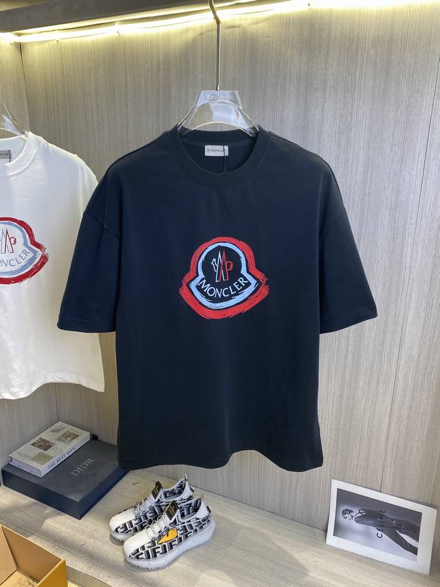 Moncler2025春夏新款原单男士圆领短袖T恤 同步售卖 高端品质 高版本 Os版型阔版 爆款定制进口双股100%纯棉面料 胸前后背印胶字母Logo设计 手