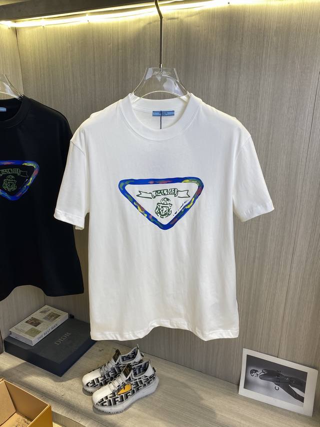 prada2025春夏新款原单男士圆领短袖T恤 同步售卖 高端品质 高版本 Os版型阔版 爆款定制进口双股100%纯棉面料 胸前后背印胶字母Logo设计 手感柔