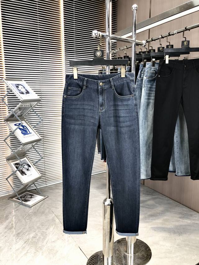 华伦天奴2025夏季新款现货上市，原单爆款牛仔裤超级定制款，原版五金，超级重工工艺，版型超赞细节做工无可挑剔！款式不挑人，特别高档，好货不等人，看中赶紧下手，尺