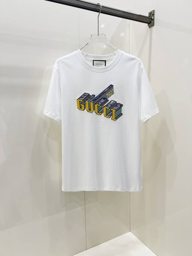 Gucci 古驰 2025春夏新款男女同款短袖T恤，最新款全网独家首上！！~既经典有时尚百搭，谁不爱啊，将经典再次展现，非常的耐看，自带低奢光环与辨识度！传统的