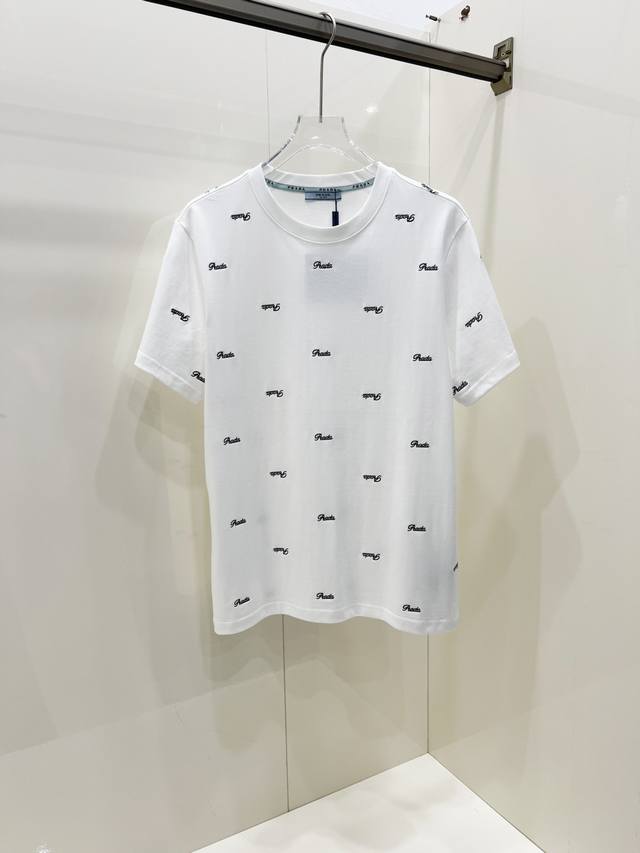 prada 普拉达 2025春夏新款男女同款短袖T恤，最新款全网独家首上！！~既经典有时尚百搭，谁不爱啊，将经典再次展现，非常的耐看，自带低奢光环与辨识度！传统