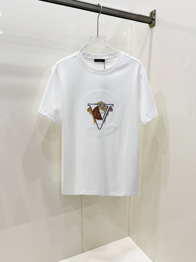 Versace 范思哲2025春夏新款男女同款短袖T恤，最新款全网独家首上！！~既经典有时尚百搭，谁不爱啊，将经典再次展现，非常的耐看，自带低奢光环与辨识度！传