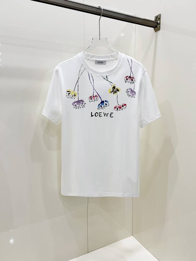 Loewe 罗意威 2025春夏新款男女同款短袖T恤，最新款全网独家首上！！~既经典有时尚百搭，谁不爱啊，将经典再次展现，非常的耐看，自带低奢光环与辨识度！传统