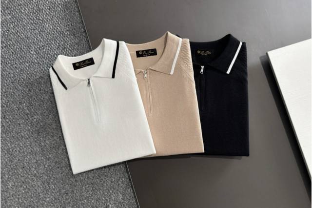 耗时王”菱形提花设计甄选超细优质纱线翻领短袖男士典藏款 耗时王 圆领奢雅工艺，触肤即高阶。 匠心底蕴：菱形镂空提花 耗时数月雕琢的立体菱形提花，经纬间织就建筑美