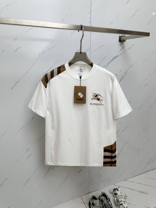 Burb 25专柜同步最新款 2025春夏新款男女同款短袖T恤，专柜同步发售！定制专属纯棉面料，定制原版工艺螺纹，胸前重工字母Logo工艺设计！简约大方，从容百