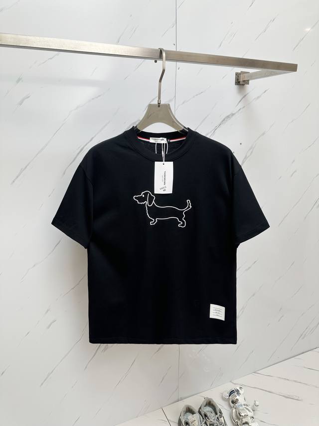 Tb 25专柜同步最新款 2025春夏新款男女同款短袖T恤，专柜同步发售！定制专属纯棉面料，定制原版工艺螺纹，胸前重工字母Logo工艺设计！简约大方，从容百搭，