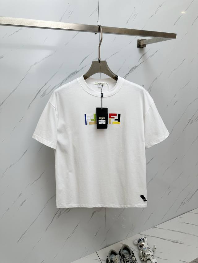 Fd 25专柜同步最新款 2025春夏新款男女同款短袖T恤，专柜同步发售！定制专属纯棉面料，定制原版工艺螺纹，胸前重工字母Logo工艺设计！简约大方，从容百搭，