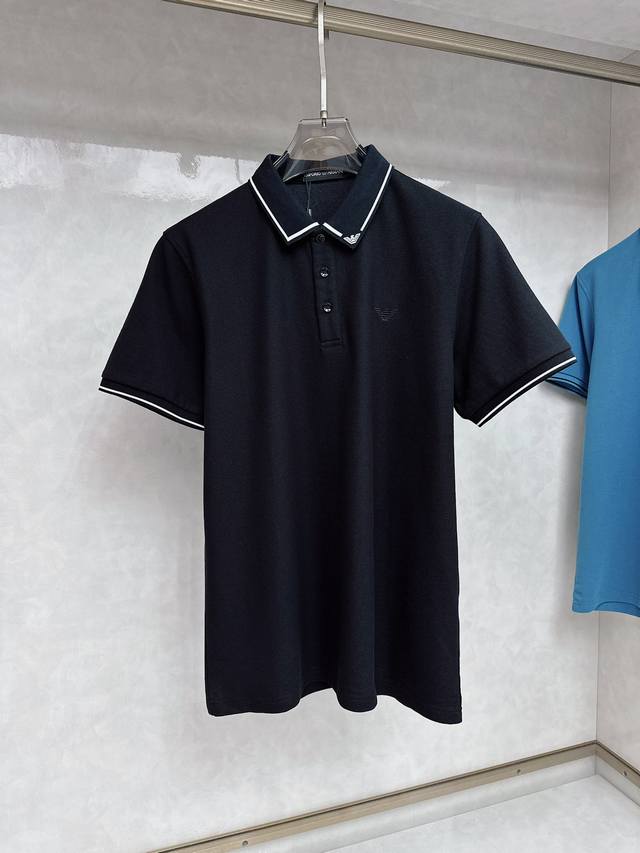 阿玛尼 2025男士标识短袖polo衫，商务休闲翻领polo恤.该款polo衫采用丝光双面棉质珠地面料制成，隽永设计可跨越时尚潮流。经典款型，两侧开叉设计 让整