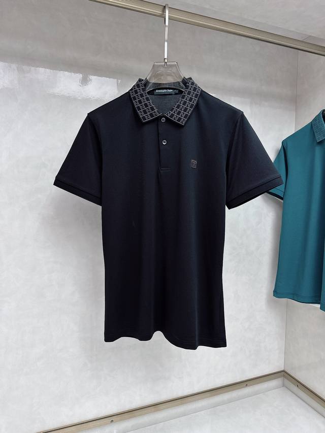 杰尼亚 2025男士标识短袖polo衫，商务休闲翻领polo恤.该款polo衫采用丝光双面棉质珠地面料制成，隽永设计可跨越时尚潮流。经典款型，两侧开叉设计 让整