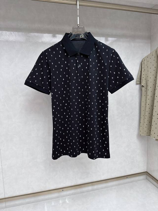 Boss 2025男士标识短袖polo衫，商务休闲翻领polo恤.该款polo衫采用丝光双面棉质珠地面料制成，隽永设计可跨越时尚潮流。经典款型，两侧开叉设计 让