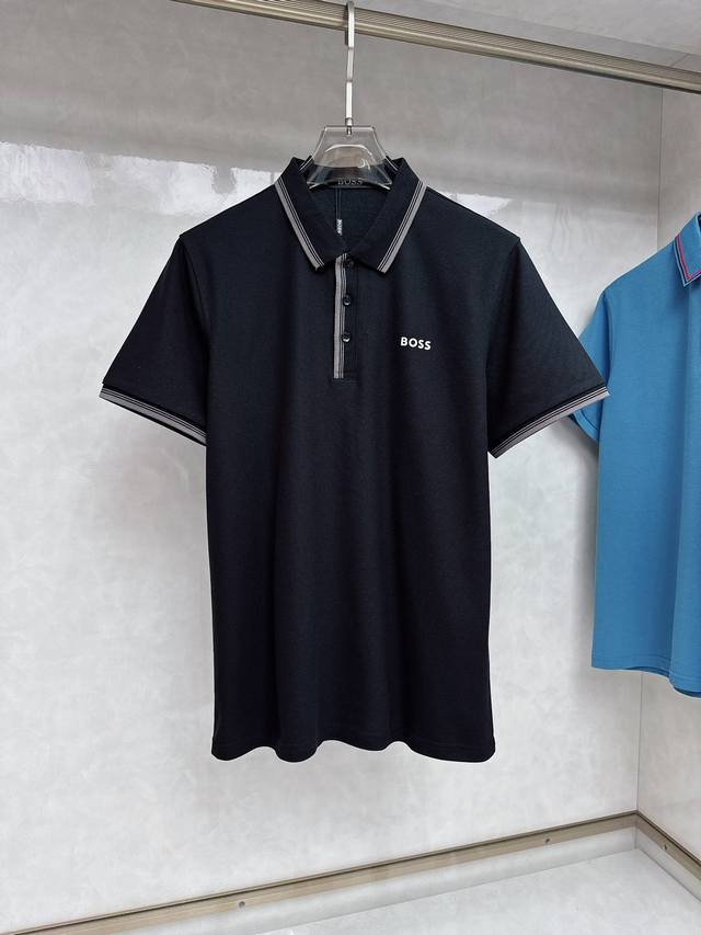 2025男士标识短袖polo衫，商务休闲翻领polo恤.该款polo衫采用丝光双面棉质珠地面料制成，隽永设计可跨越时尚潮流。经典款型，两侧开叉设计 让整体更具细