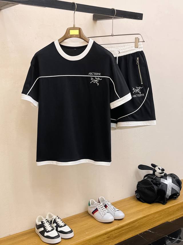 始祖鸟 春夏顶级经典短袖套装，精致工艺专柜面料，顶级元素融合打造，经典短袖3标齐全，潮男时尚，无论是上身舒适度还是都是无可比拟的存在，可以说是夏日必备人手一套