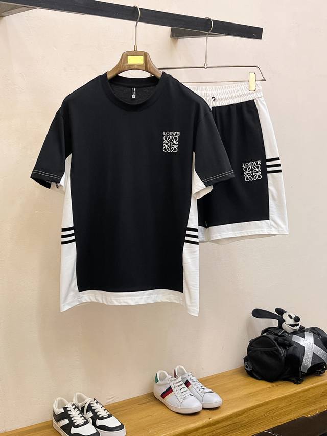 罗意威 春夏顶级经典短袖套装，精致工艺专柜面料，顶级元素融合打造，经典短袖3标齐全，潮男时尚，无论是上身舒适度还是都是无可比拟的存在，可以说是夏日必备人手一套