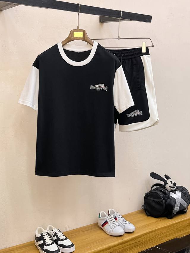 巴黎世家 春夏顶级经典短袖套装，精致工艺专柜面料，顶级元素融合打造，经典短袖3标齐全，潮男时尚，无论是上身舒适度还是都是无可比拟的存在，可以说是夏日必备人手一套