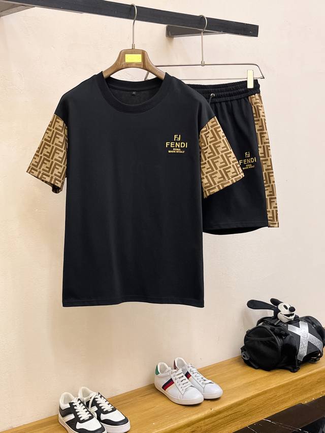 芬迪 春夏顶级经典短袖套装，精致工艺专柜面料，顶级元素融合打造，经典短袖3标齐全，潮男时尚，无论是上身舒适度还是都是无可比拟的存在，可以说是夏日必备人手一套 码